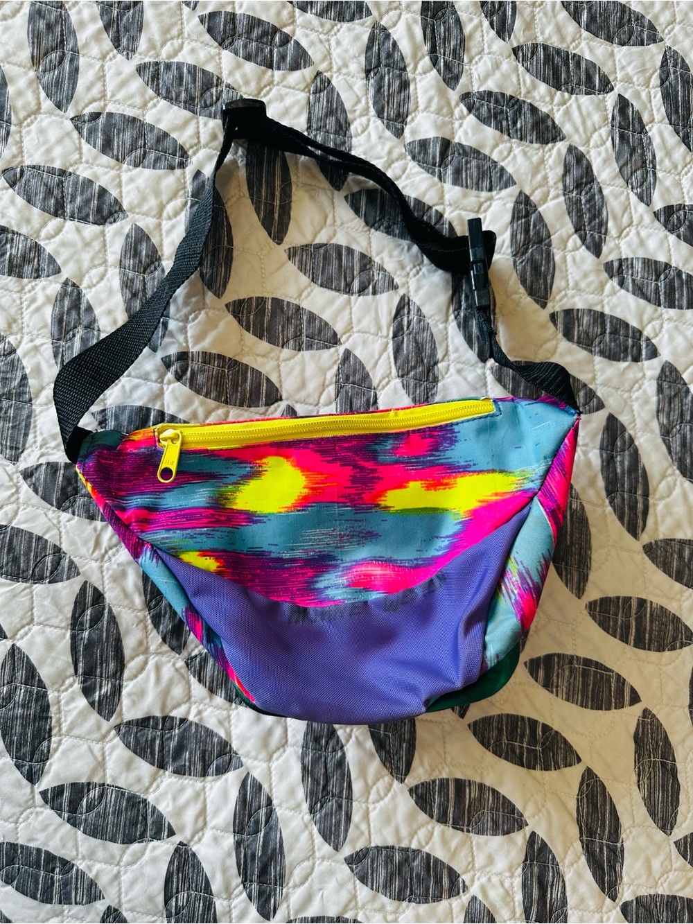 LA GEAR 90’s Neon Multi-Color Fanny Pack with Yellow Zipper - Picture 5 of 7